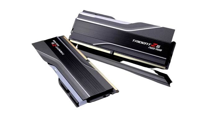 Twee RAM-modules van het merk Trident Z5 met een zwarte koelbehuizing en rode accenten, naast elkaar geplaatst op een witte ondergrond.
