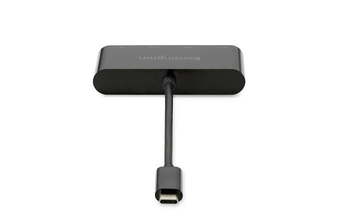 Coaxiale stekerkabel met vierkante zwarte adapter; merklogo zichtbaar op de adapter.