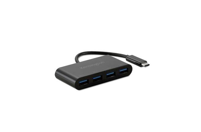 Een zwarte USB-C-adapter met vier USB-poorten en een kort kabel. Ideaal om de aansluitingsmogelijkheden van een apparaat uit te breiden.