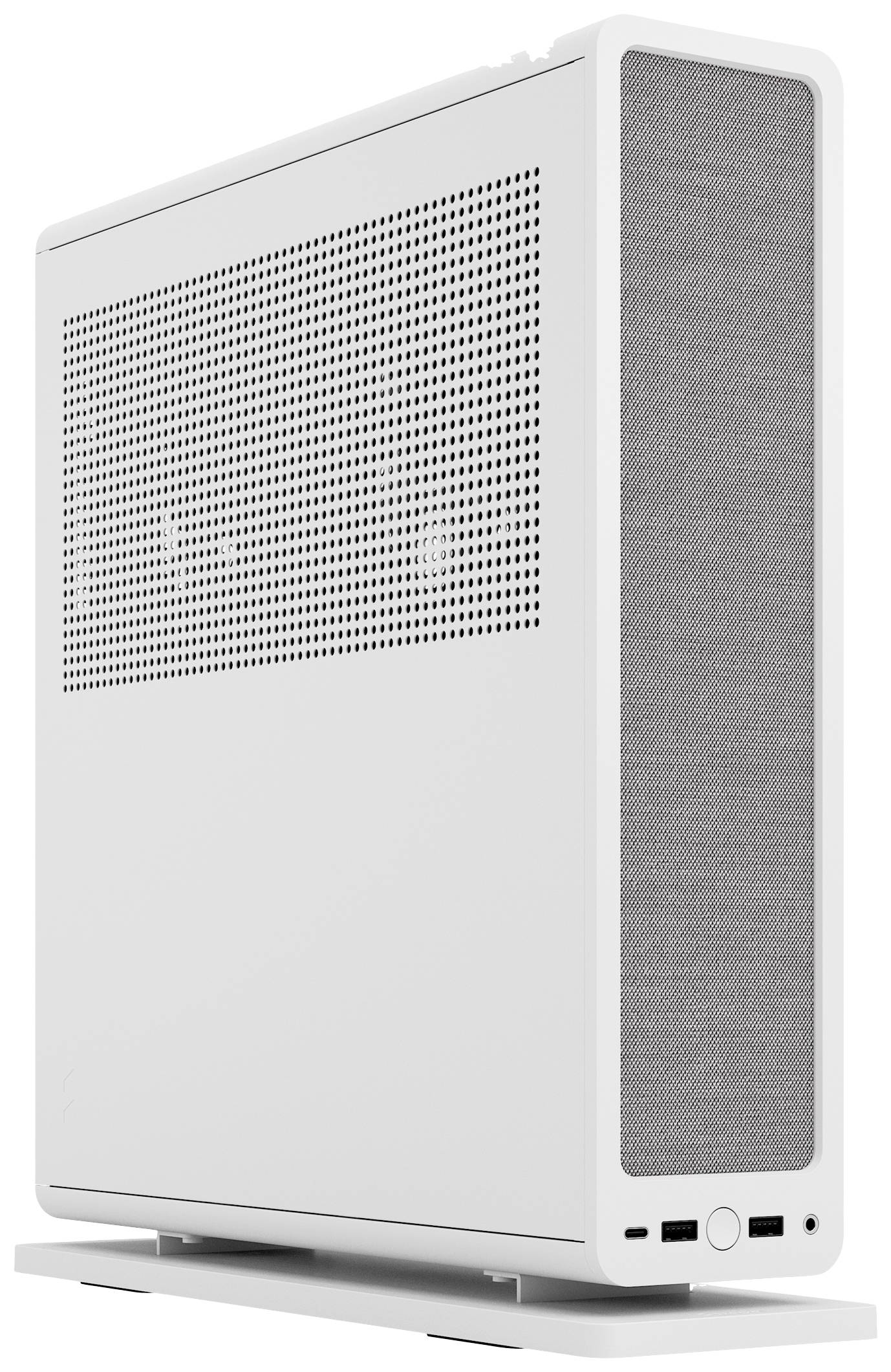 Een slanke, witte computer-toren met geperforeerde zijwand en aansluitingen aan de onderkant van de voorkant.