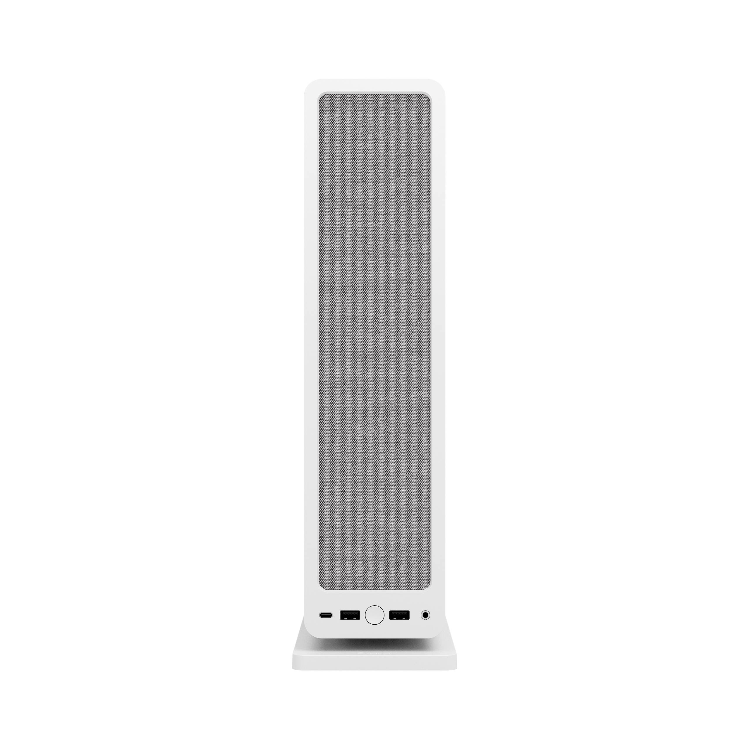 Een witte, rechthoekige luidspreker met een grijze stoffen bekleding, twee USB-poorten en een netschakelaar aan de voorkant.