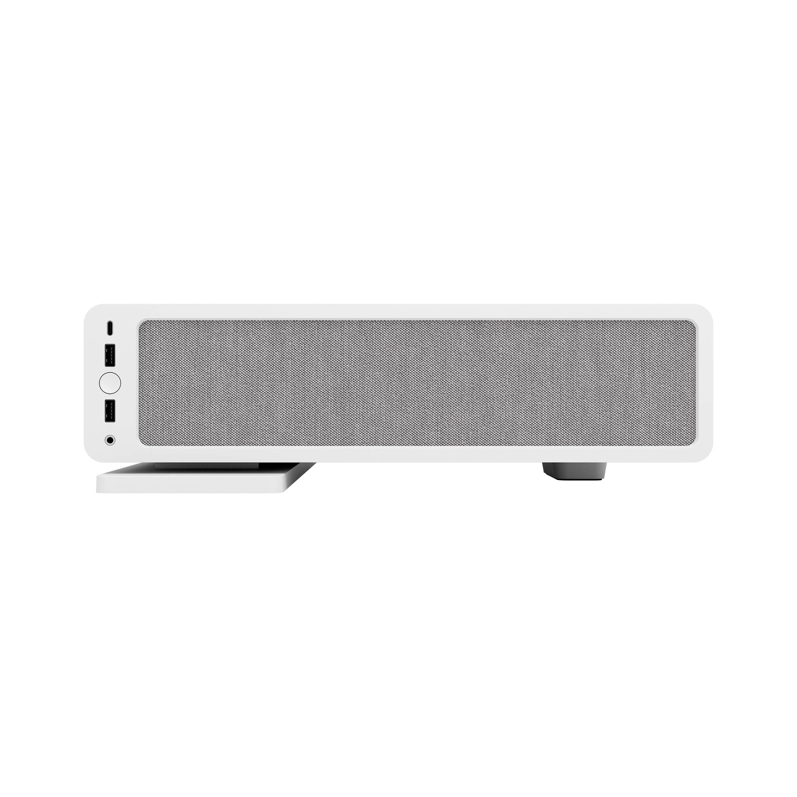 Een eenvoudige, witte luidspreker met een grijze stoffen bekleding, USB-aansluitingen en een aan-/uitschakelknop, gemonteerd op een platte voet.