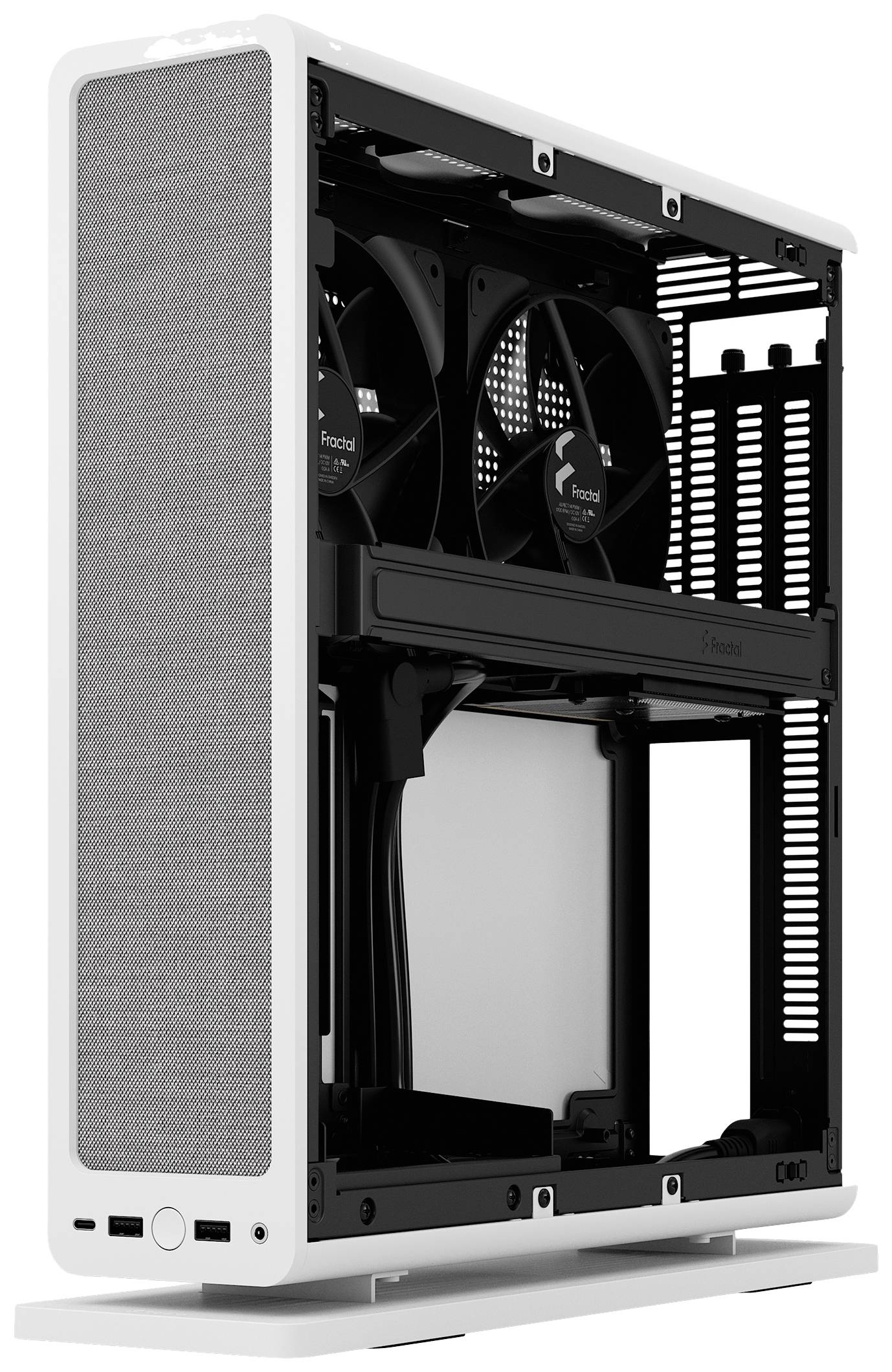 Wit computergehuis in verticale positie met zwarte binnenkant en ventilatoren. Voorzijde van mesh voor luchtstroom.
