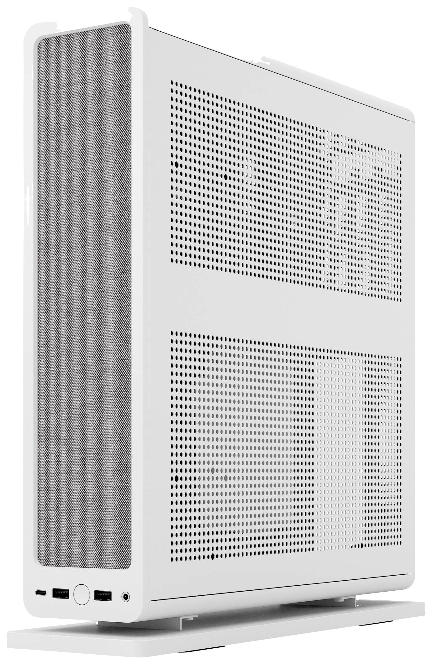 Een wit computerbehuizing met geperforeerde zijkanten en een mesh-paneel aan de voorkant. Het staat rechtop en heeft aansluitingen aan de onderkant.