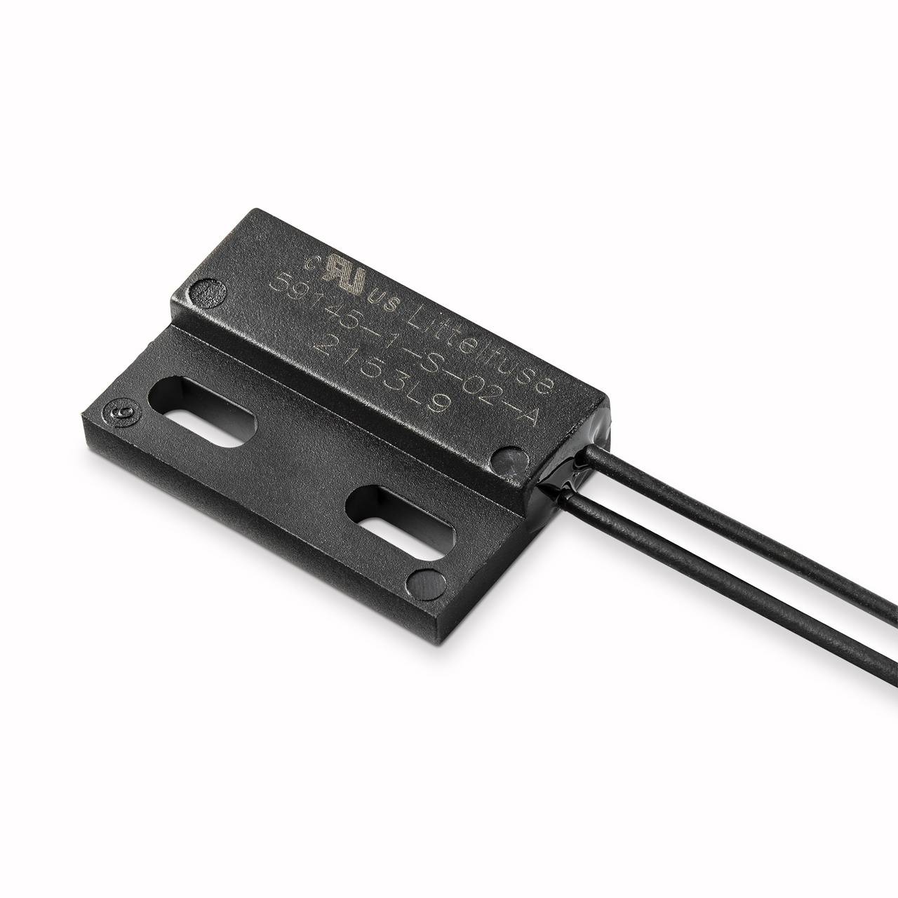 Een zwarte magnetsensor met twee kabels voor aansluiting, geschikt voor beveiligingstoepassingen bij deuren of ramen.