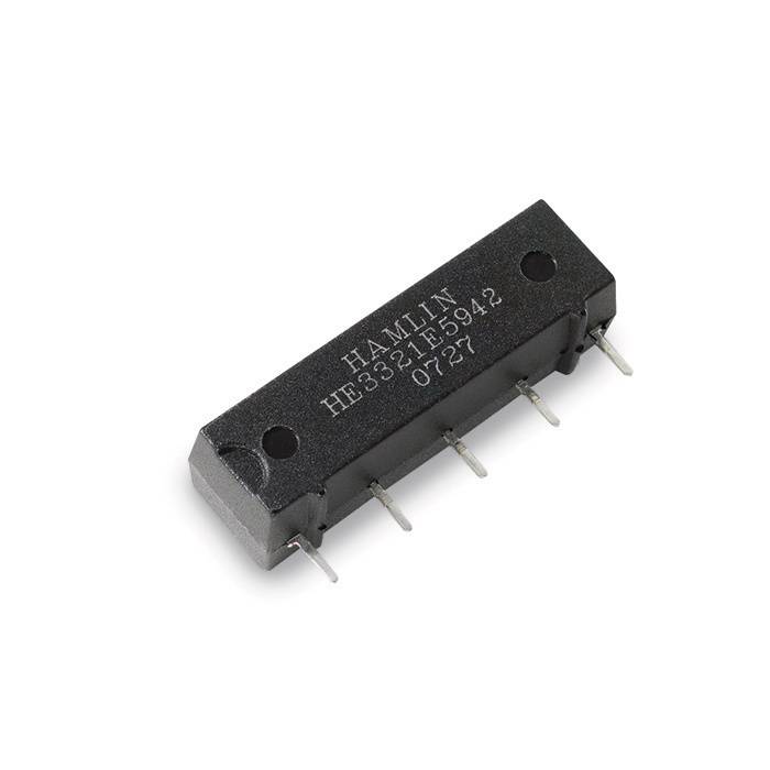 Een elektronische chip met zes pinnen en het opschrift 'HAMLIN HE3321C0542' ligt op een witte ondergrond.