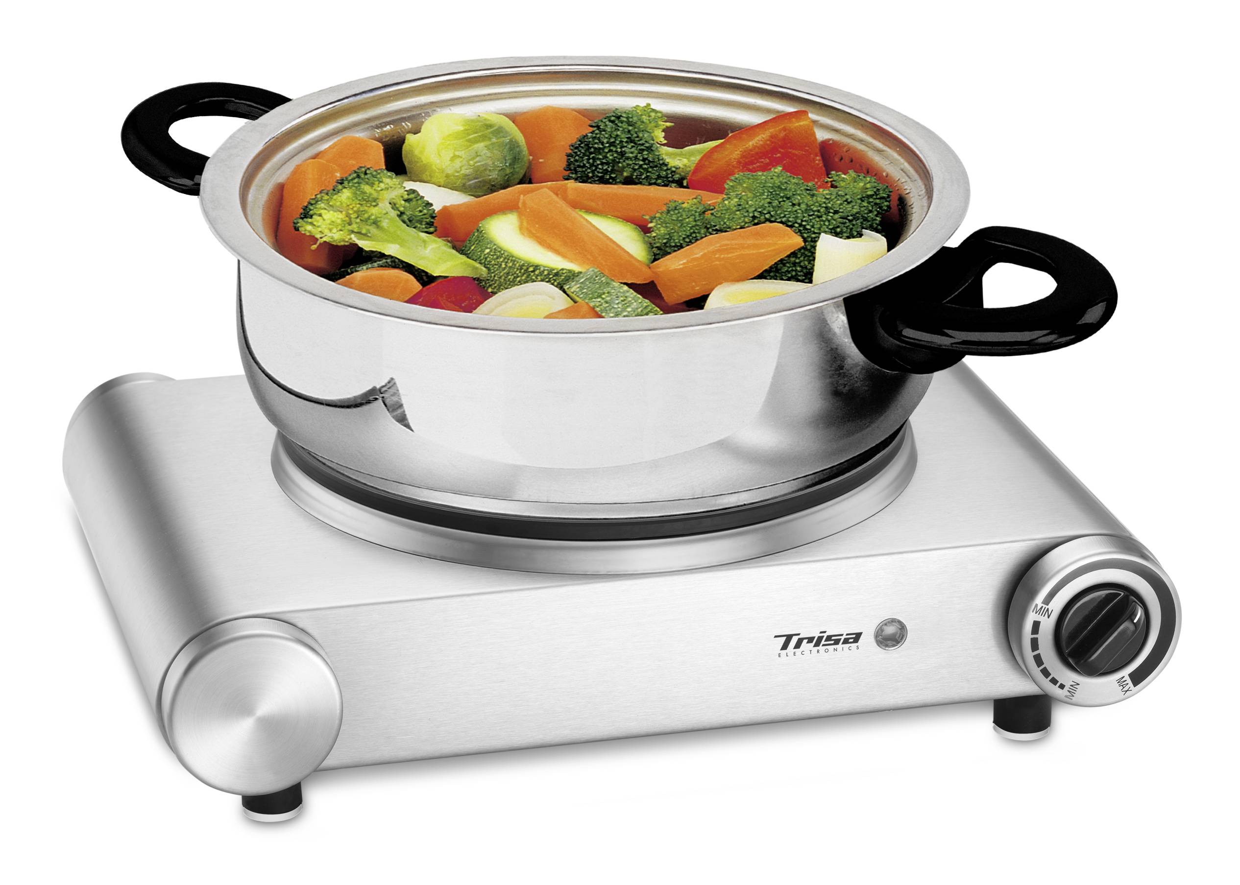 Een pan vol kleurrijke groenten zoals broccoli, wortels en paprika staat op een elektrische kookplaat.