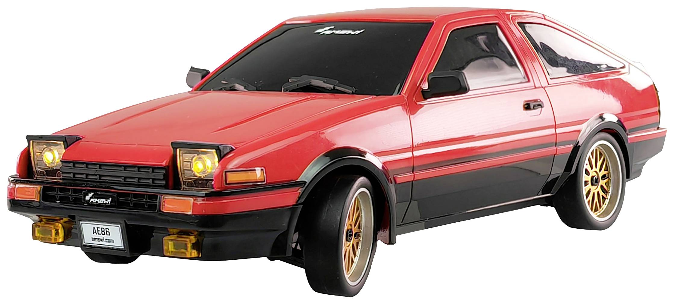 Een rode sportwagen met uitklapbare koplampen en gouden velgen. Model 'AE86' op het kenteken. Geparkeerd frontaal naar de camera.