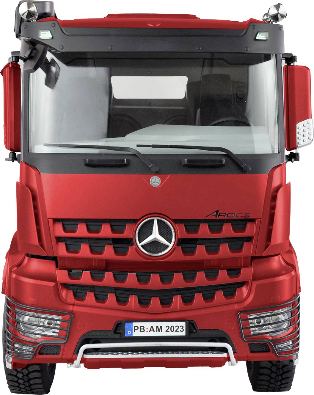 Rode vrachtwagen van voren, met prominent logo. De truck heeft moderne koplampen en een kenteken met de tekst 'PB:AM 2023'.
