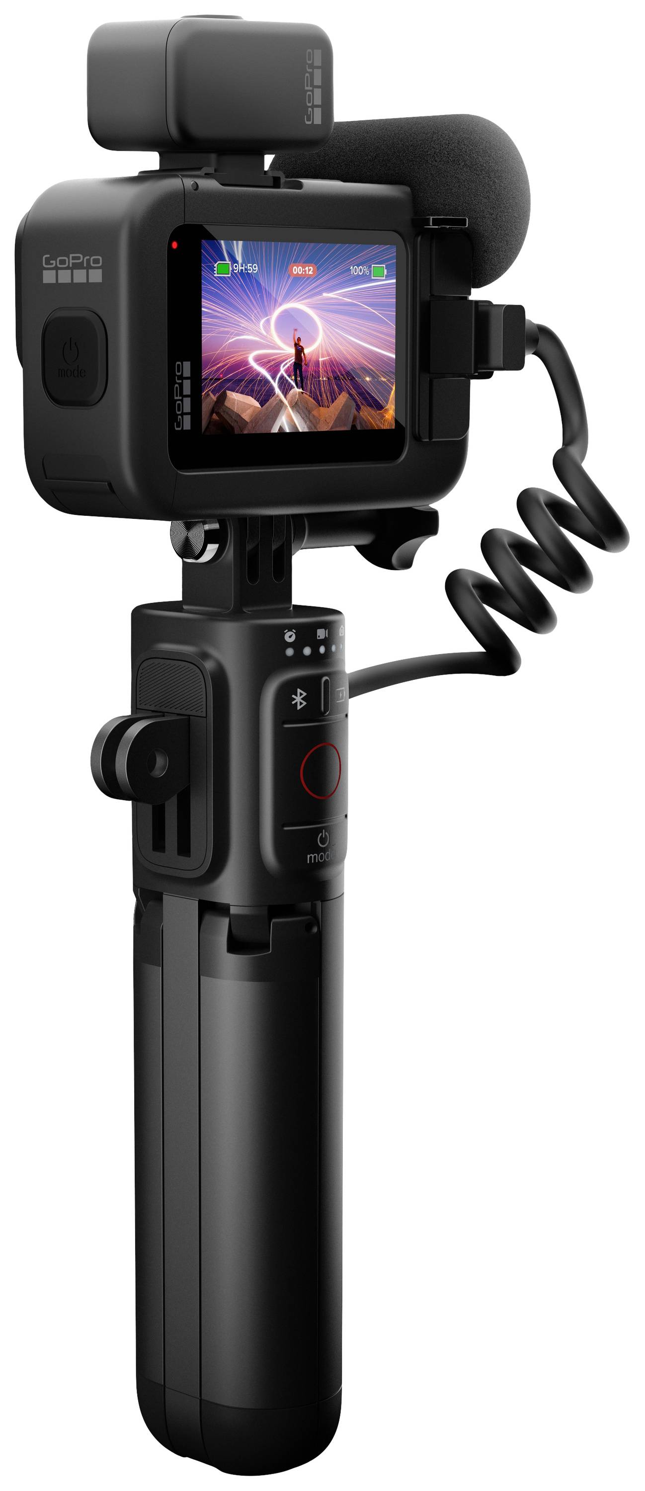 Actiecamera met microfoon en statief, toont kleurrijk display met lichtsporen. Ideaal voor vlogs of opnames onderweg.