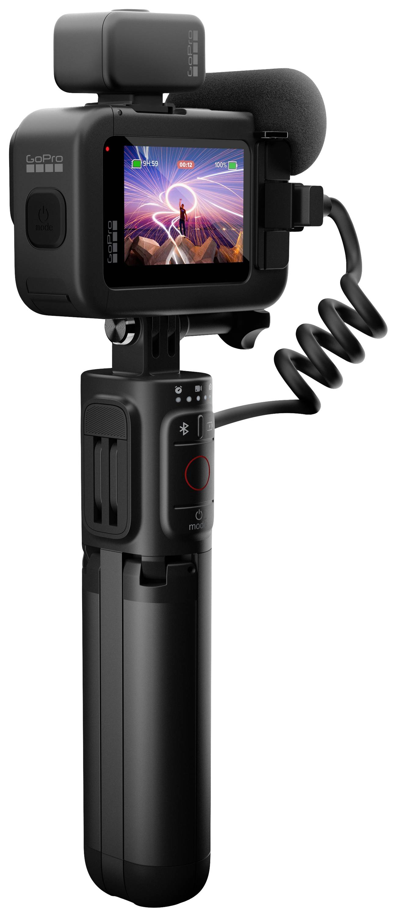 Een zwarte actiecamera met microfoon en handgreep. Op het scherm is een videospel met een grijs ruimte-thema te zien.