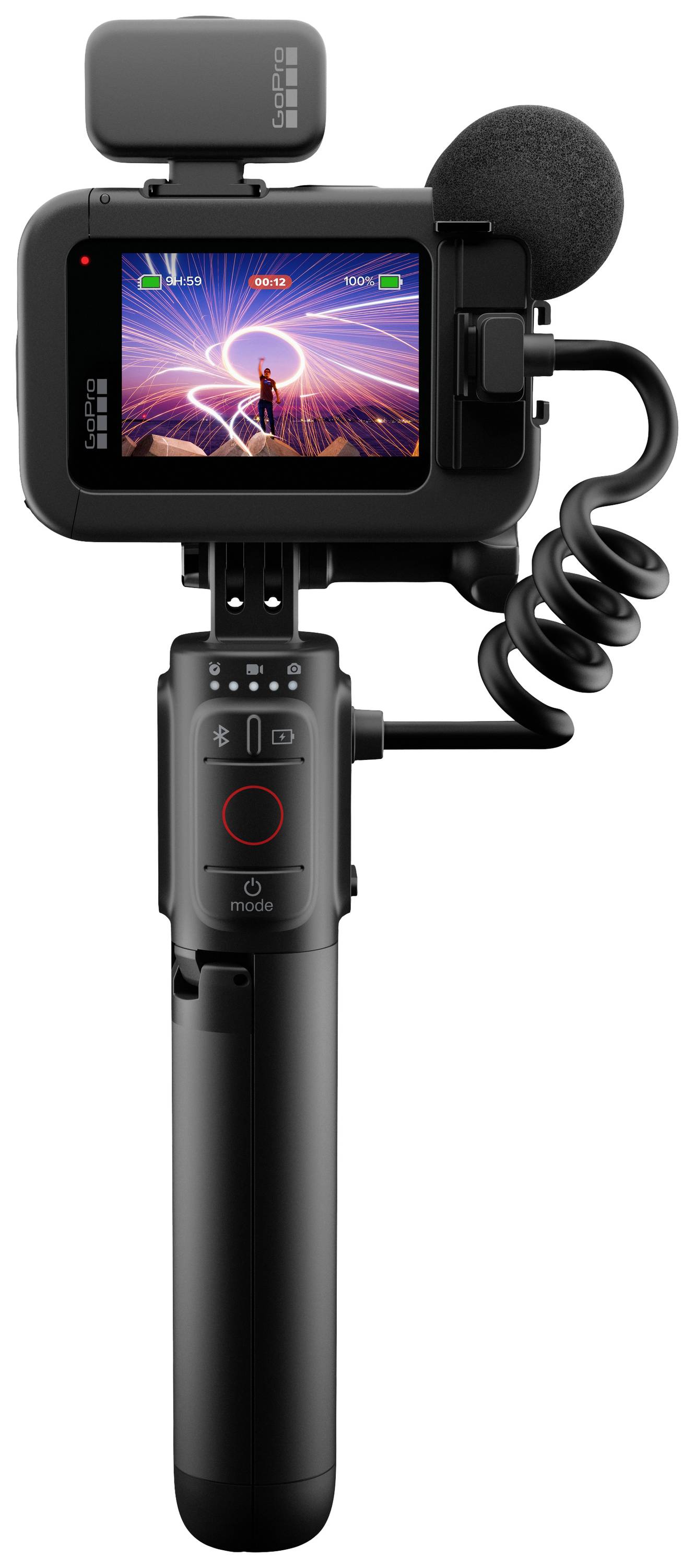 Een camera op een handgreep toont op haar scherm een afbeelding van een persoon voor een kleurrijke, stralende achtergrond.