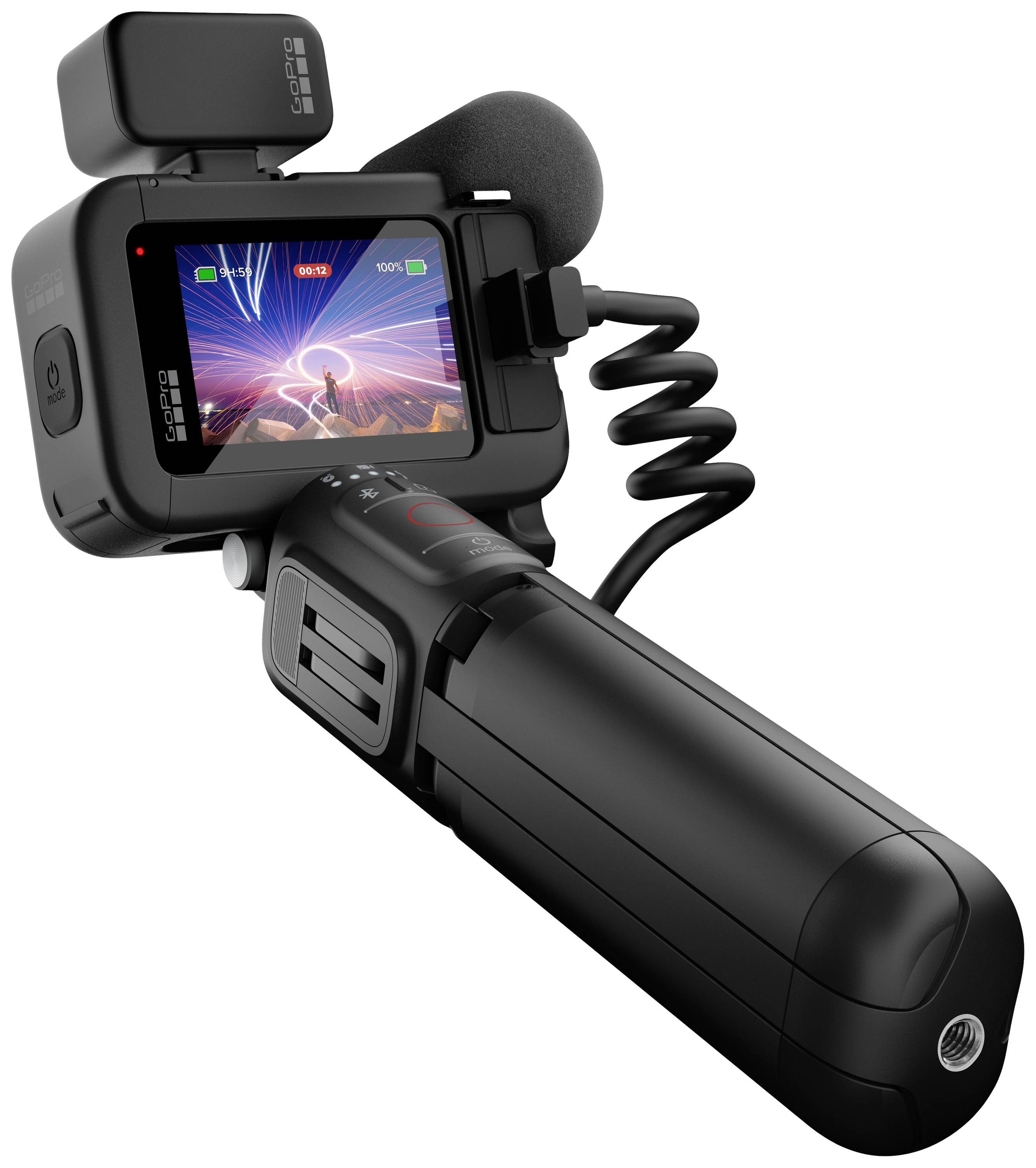 Een camera met microfoon toont het display van een filmclip, waarop een persoon staat onder een fonkelende sterrenhemel.