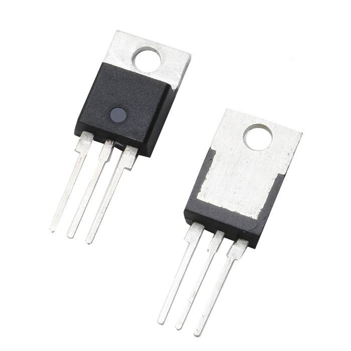 Twee zwarte, driebenige elektronische componenten (transistoren) op een witte achtergrond.