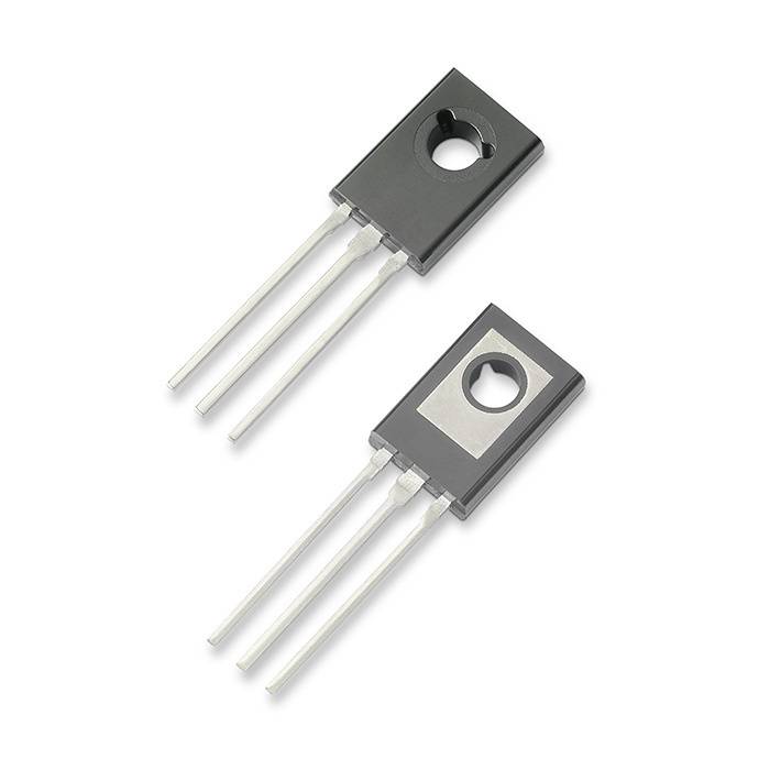 Twee elektronische componenten met drie metalen pinnen en een rechthokkige behuizing. Ze lijken identiek en geschikt voor elektronische schakelingen.