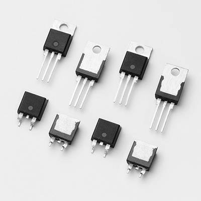 'Negen elektronische halfgeleiders: drie grote, drie middelgrote, drie kleine, allemaal met drie aansluitingen, op een witte achtergrond.'