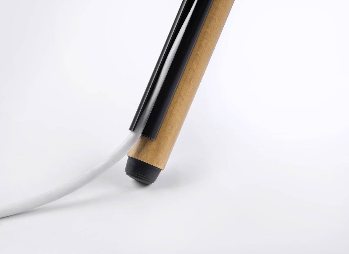 Een close-up van een houten stok die aan één uiteinde is voorzien van een zwarte punt en een uitstekende witte kabel.