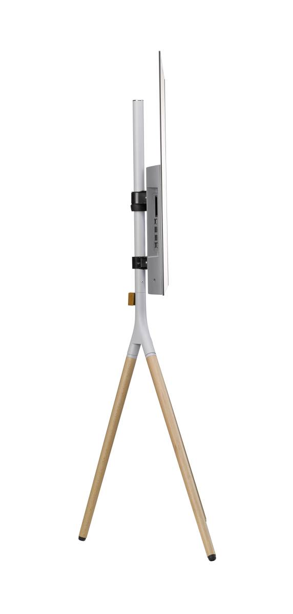 Een moderne, slanke televisie op een driepoot statief met houten poten, gezien van opzij.