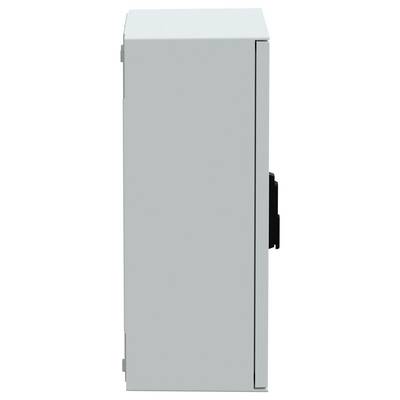 Een witte metalen elektrische behuizing bekeken vanuit de zijkant, met zijn eenvoudige ontwerp en zwarte handgreep.