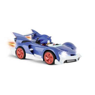 Een blauwe speelgoed racewagen met rode wielen, bestuurd door een blauwe figuur met stekels, toont beweging door vlammen aan de zijkanten.