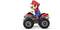Een cartoon-figuur met een rode hoed en blauwe overall rijdt een kleine, rode quad op een witte achtergrond.