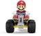 Een actiefiguur rijdt een rode quad met grote banden. Ze draagt een rode pet en een blauwe overall.