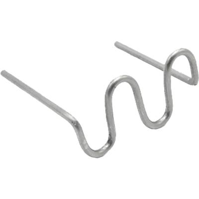 Metalen golvende zigzagdraad of veerclip met twee rechte uiteinden op een witte achtergrond