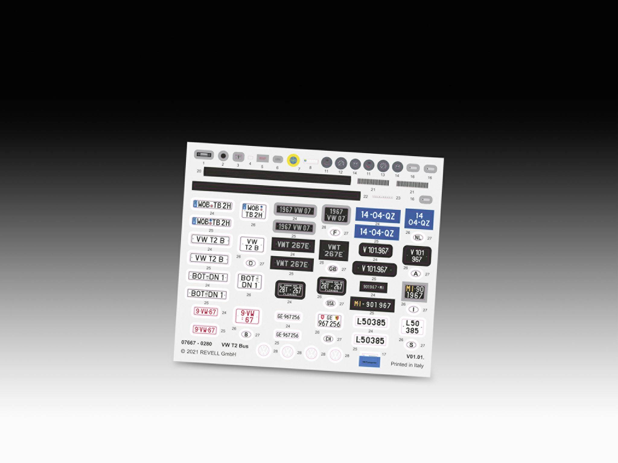 De afbeelding toont een groot aantal stickers met verschillende letter- en nummerreeksen, sommige met een gekleurde achtergrond.