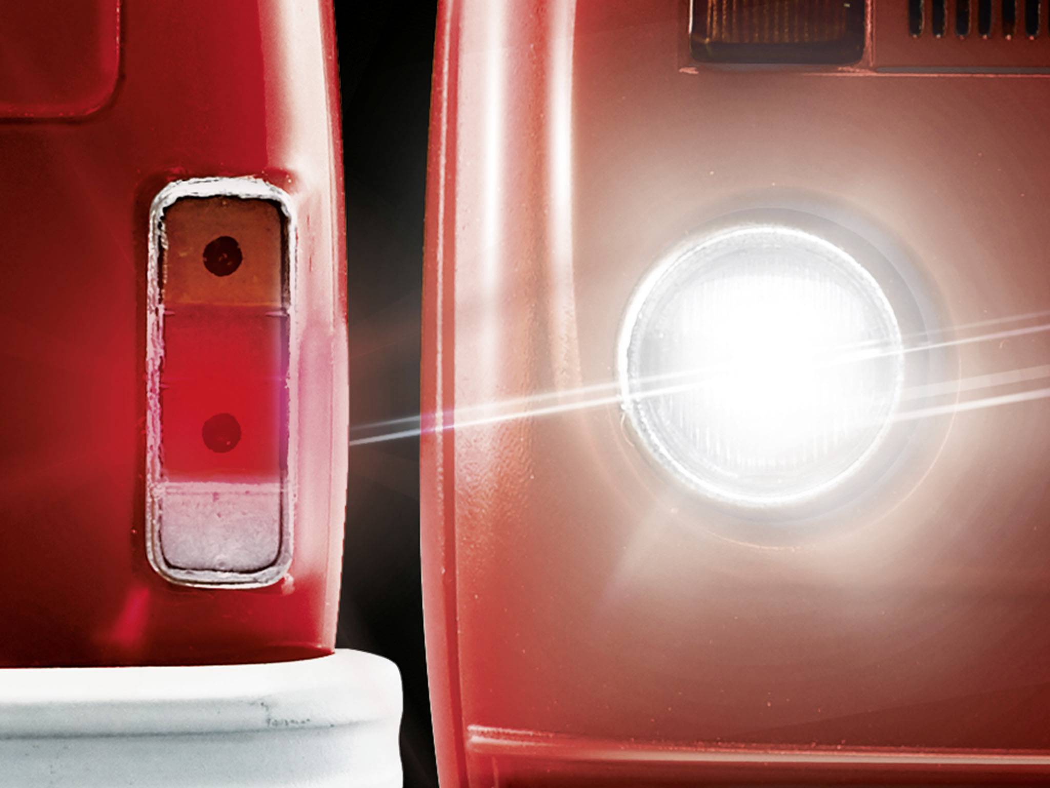 Close-up van een rode klassieke auto met koplamplicht. Links is het achterdeel zichtbaar en rechts het voorste deel.