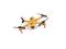 Een oranje drone met vier propellers en een camera aan de voorkant zweeft in de lucht, klaar voor gebruik.