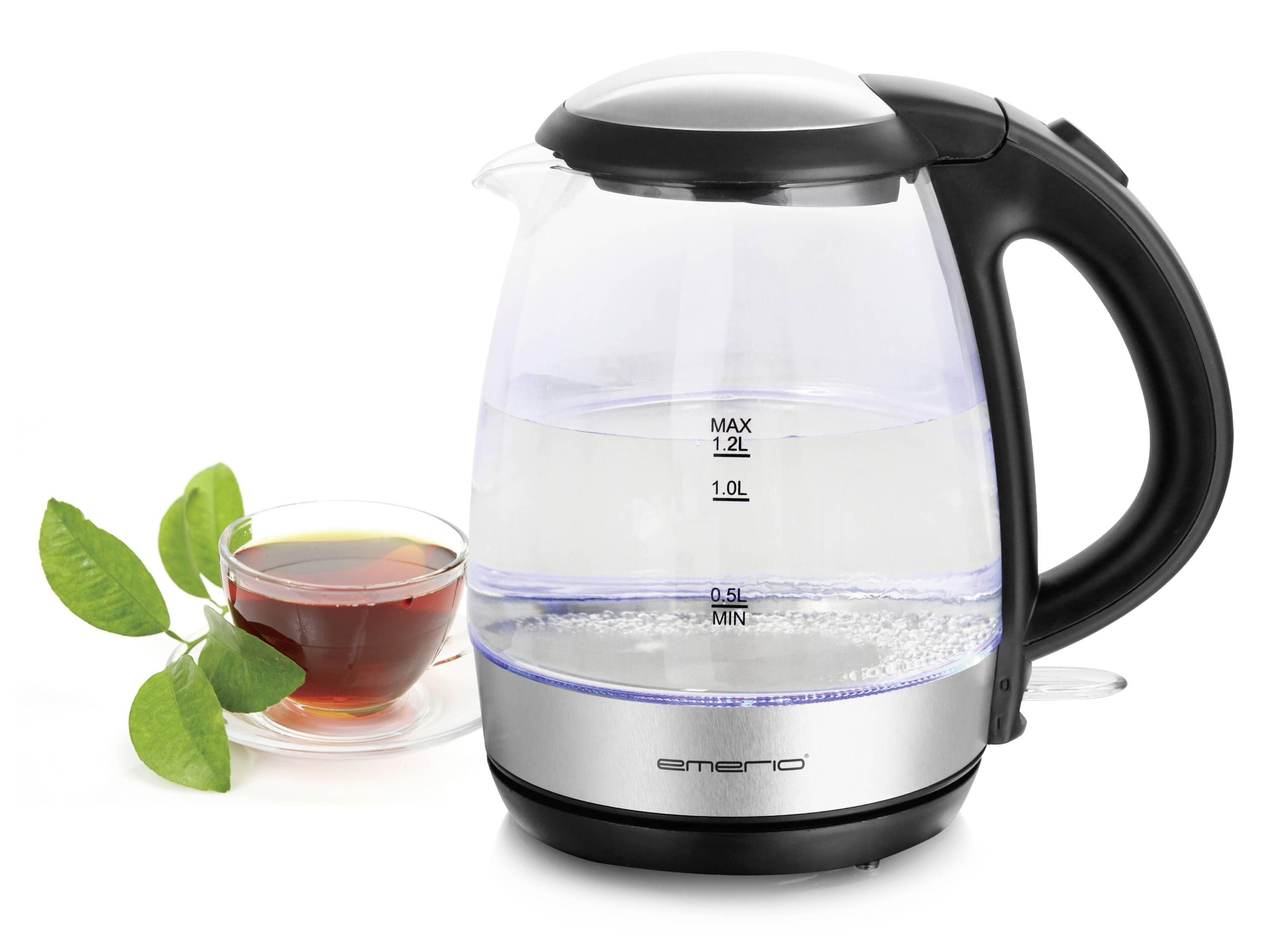 Een glazen waterkoker met zwarte handgreep naast een kopje thee op een witte achtergrond. De waterkoker heeft een waterstandsindicator tot 1,2 liter.