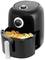 Zwarte airfryer met geopende mand, gevuld met friet en gepaneerde kipstukken. Draaiknop voor temperatuurinstelling bovenaan.