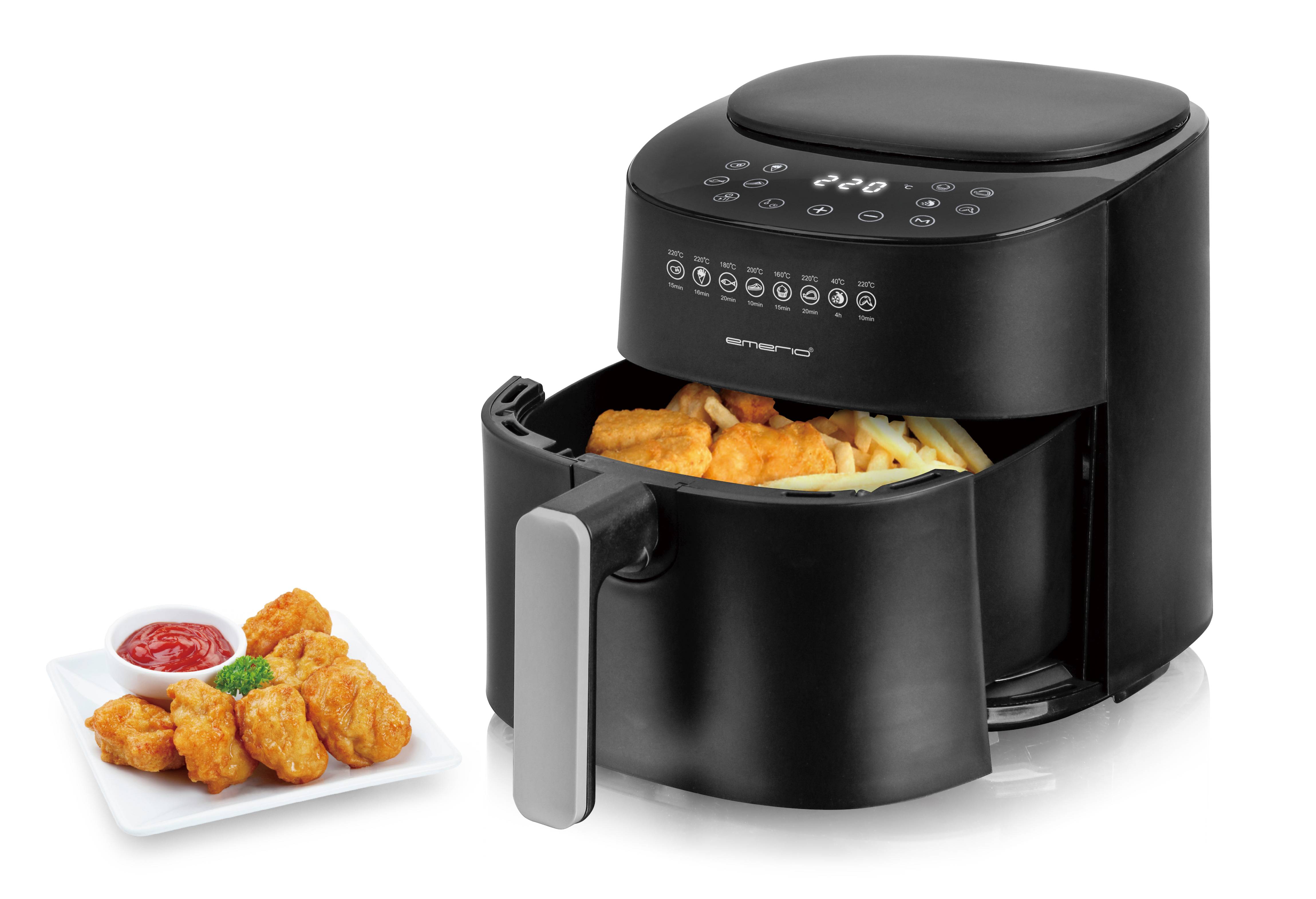 Een zwarte airfryer met geopende mand, gevuld met friet en nuggets. Naast de airfryer een bord met nuggets en ketchup.