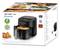 Zwarte airfryer met openstaand lade, gevuld met gefrituurde gerechten, op een verpakking. Merknaam en energiebesparing in de spotlights.