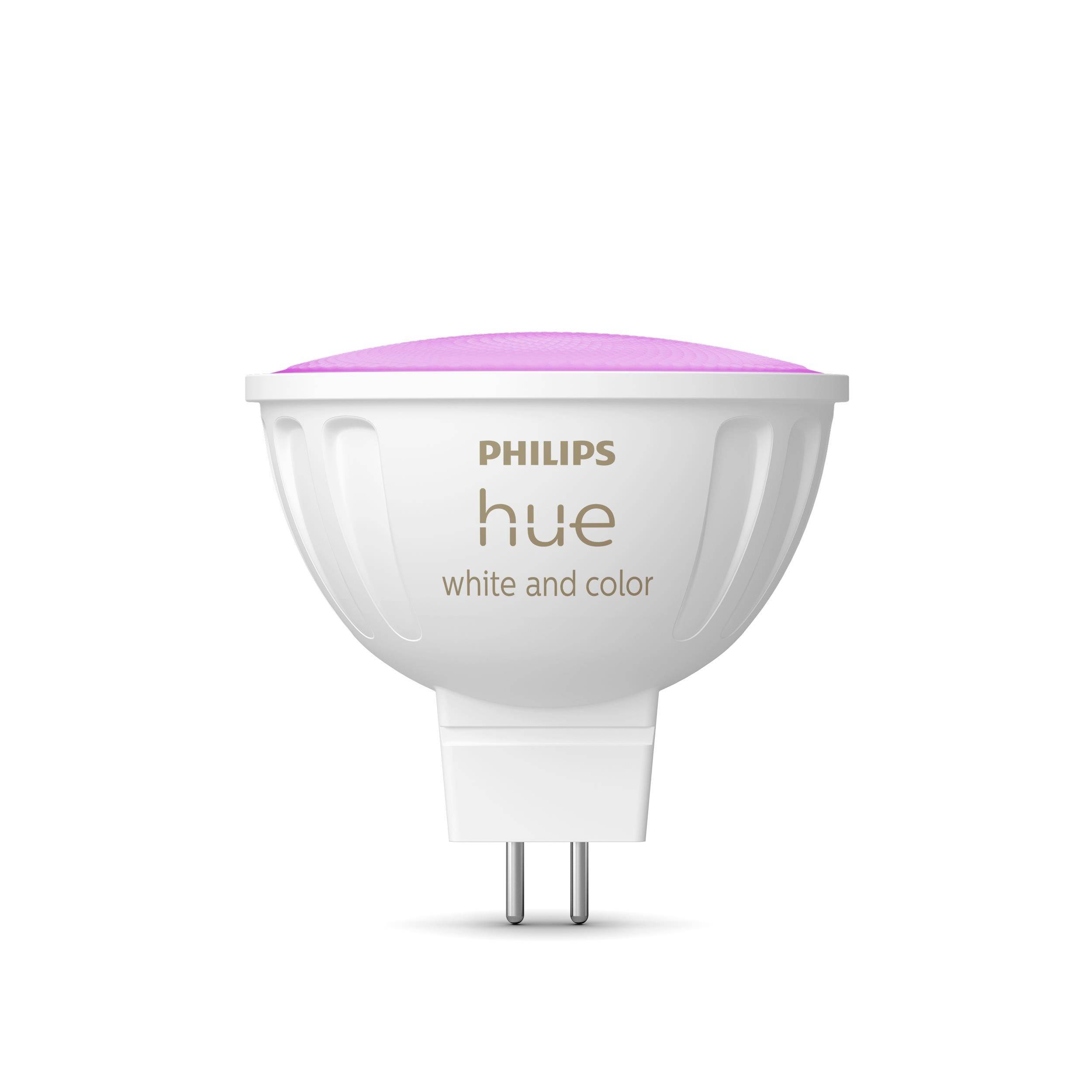 Een Philips Hue White and Color lamp, GU10-fitting, straalt roze licht uit. Energiebesparende, slimme verlichtingsoplossing.