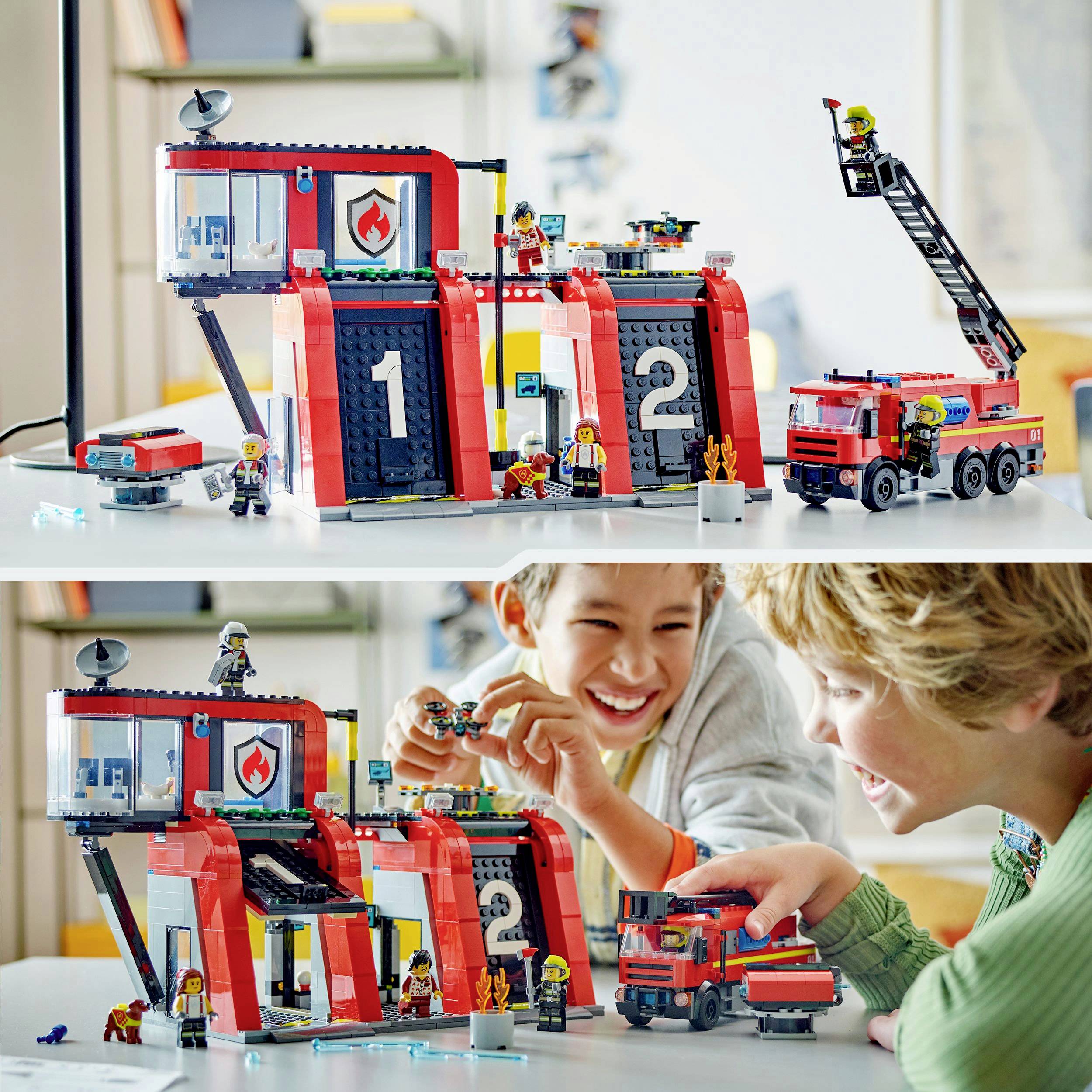Twee kinderen spelen met een LEGO brandweer-set dat een brandweerkazerne met de nummers '1' en '2', een uitrukvoertuig en een ladder laat zien.