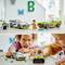 Kinderen spelen met kleurrijke speelgoedauto's en figuren. Twee speelgoedauto's en figuren staan op een tafel. Een kind glimlacht enthousiast.