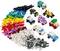 LEGO-stenen in verschillende kleuren en vormen op een rij, naast zeven kleine LEGO-auto's in uiteenlopende designs en kleuren.