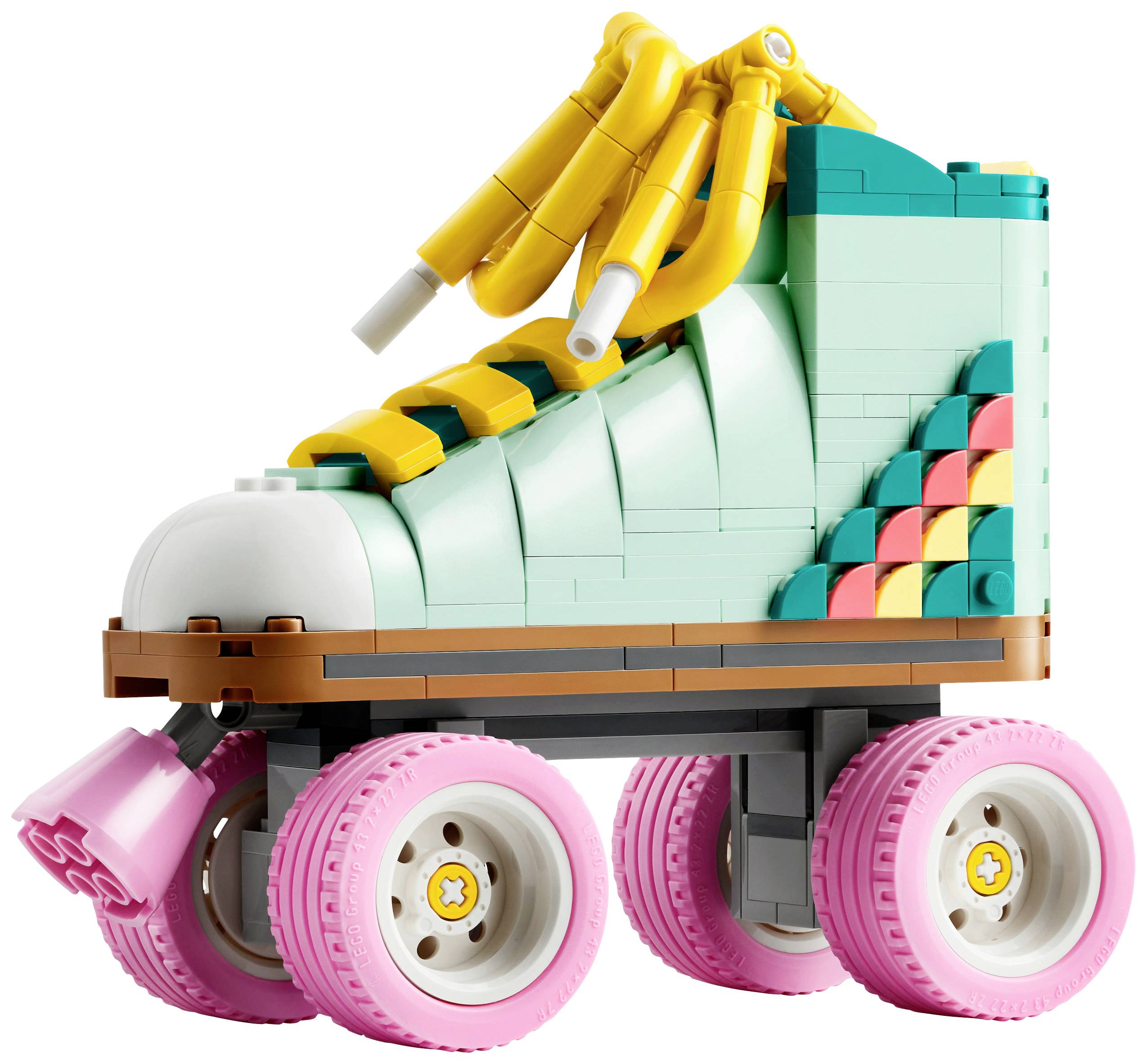 Een LEGO-rolschaats met kleurrijk ontwerp, gele en blauwe elementen, en roze wielen.