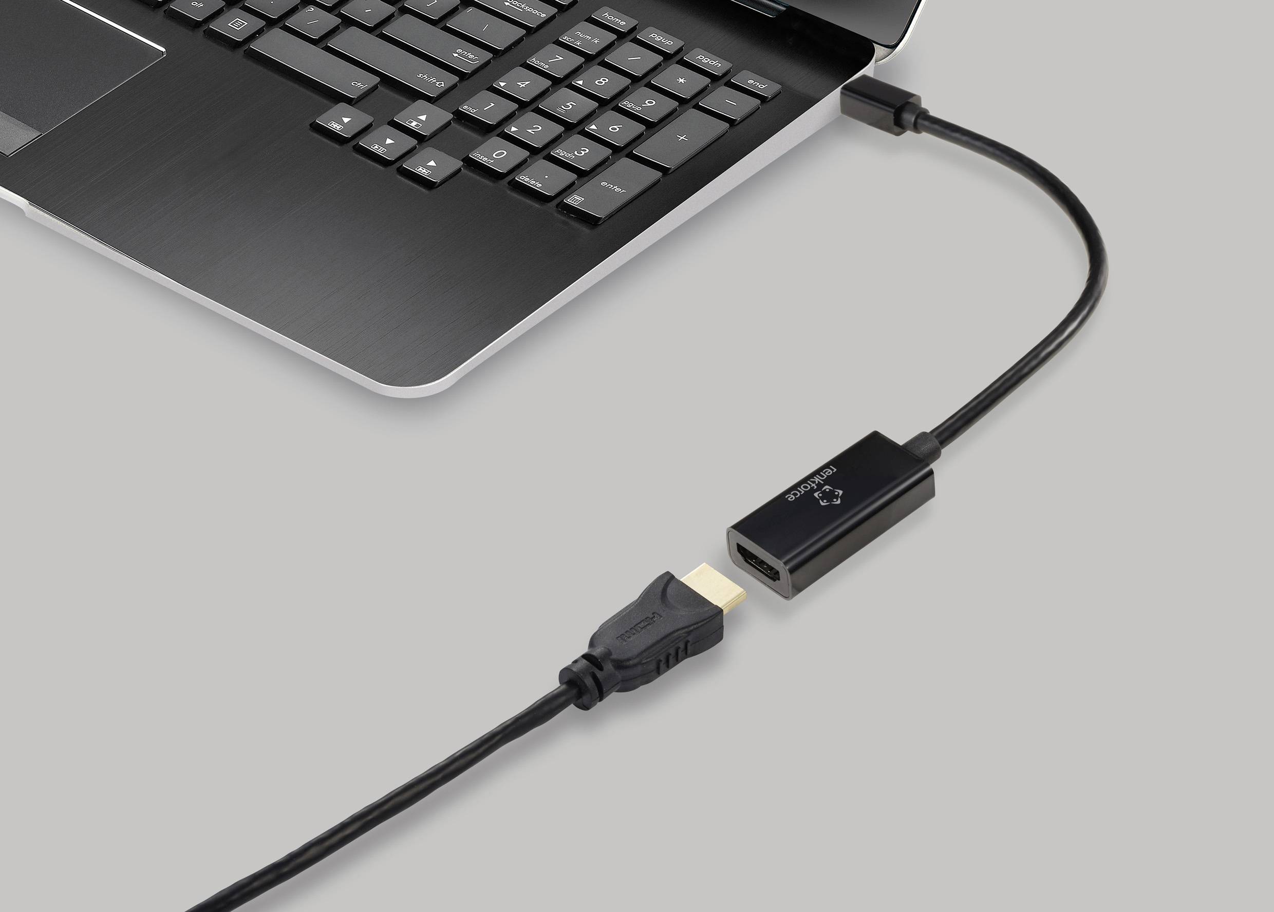 Een laptop met een aangesloten HDMI-kabel op een adapter die een andere aansluiting biedt.
