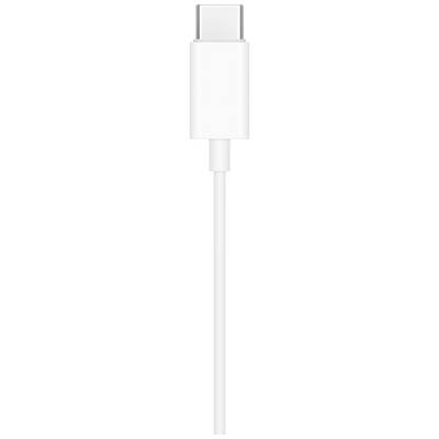 Een wit USB-C-kabel, vaak gebruikt voor het opladen van apparaten of gegevensoverdracht, staat rechtop tegen een witte achtergrond.