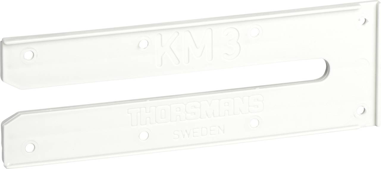 Een witte klem met het opschrift 'THORSMANS SWEDEN' en 'KM3'. Hij heeft een lange, rechthoekige opening en vier bevestigingsgaten.