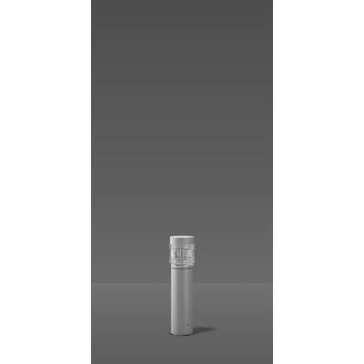 Een zilveren, cilindervorming zaklamp staat verticaal op een grijze oppervlakte voor een donkere achtergrond.