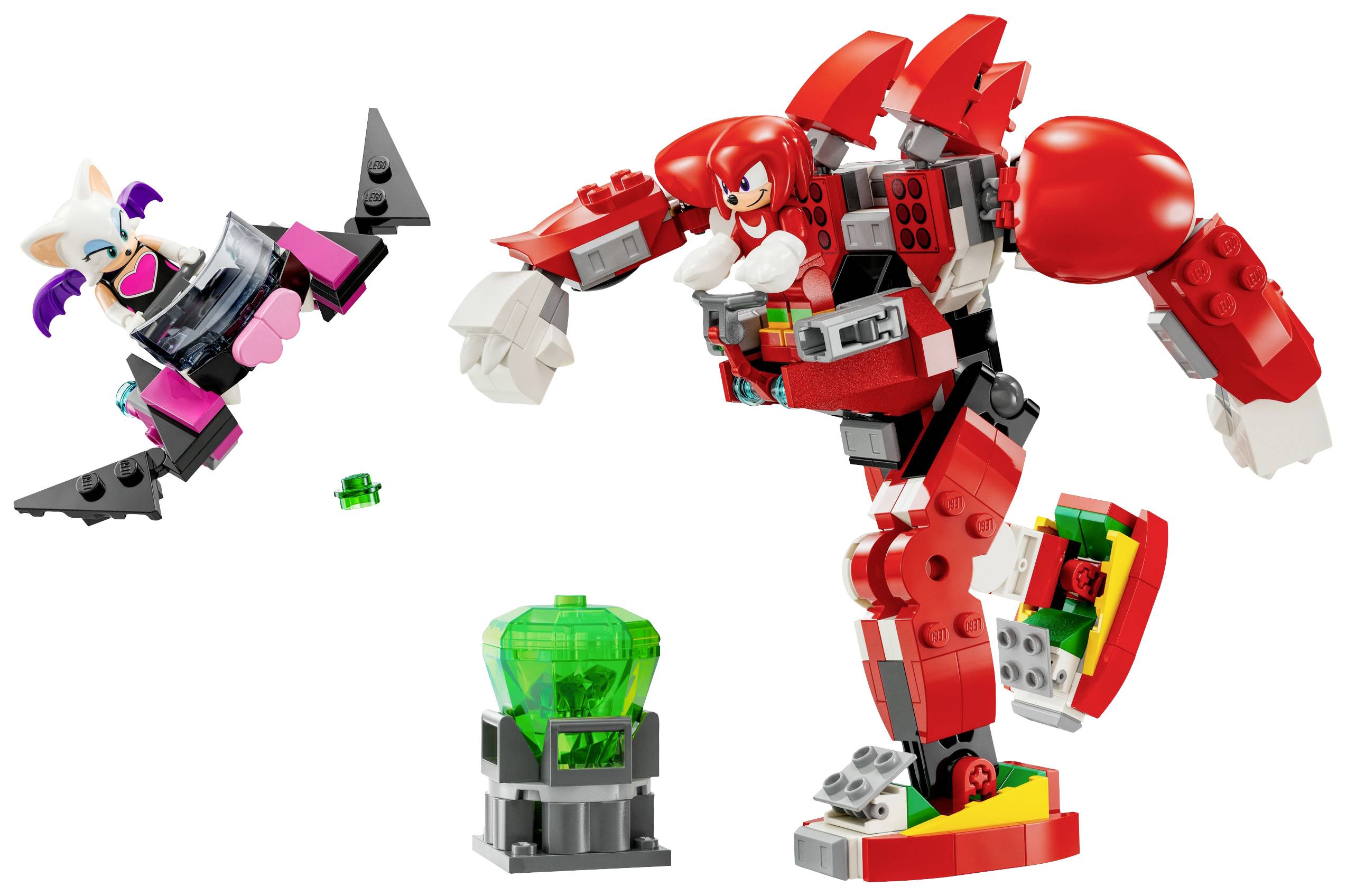 Twee Lego-poppetjes zijn in gevecht: links een figuur met vleugels, rechts een grote rode robot. Daartussen een groene edelsteen op een sokkel.