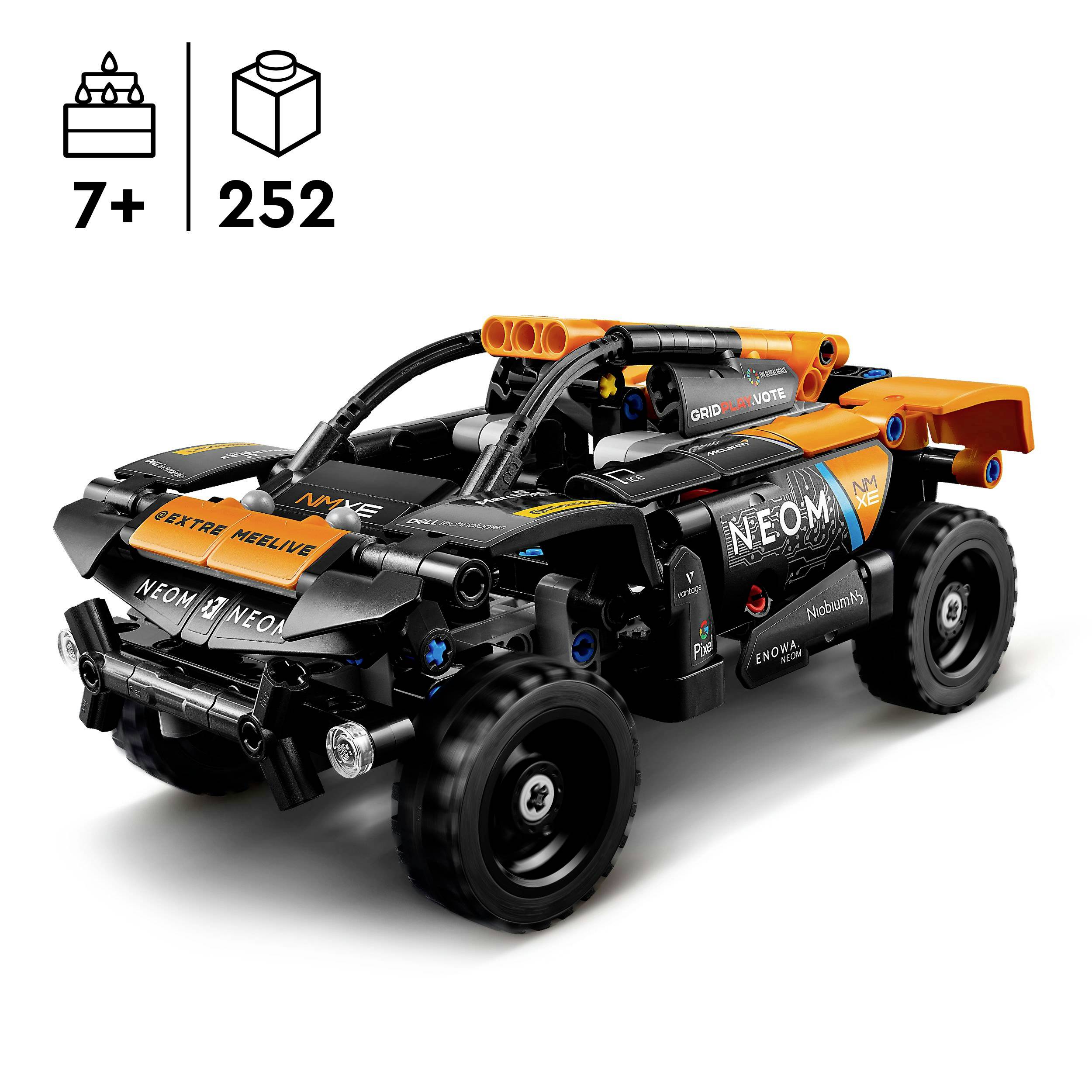 Een LEGO Technic modelauto met oranje en zwarte details, geschikt voor personen vanaf 7 jaar, bestaande uit 252 onderdelen.