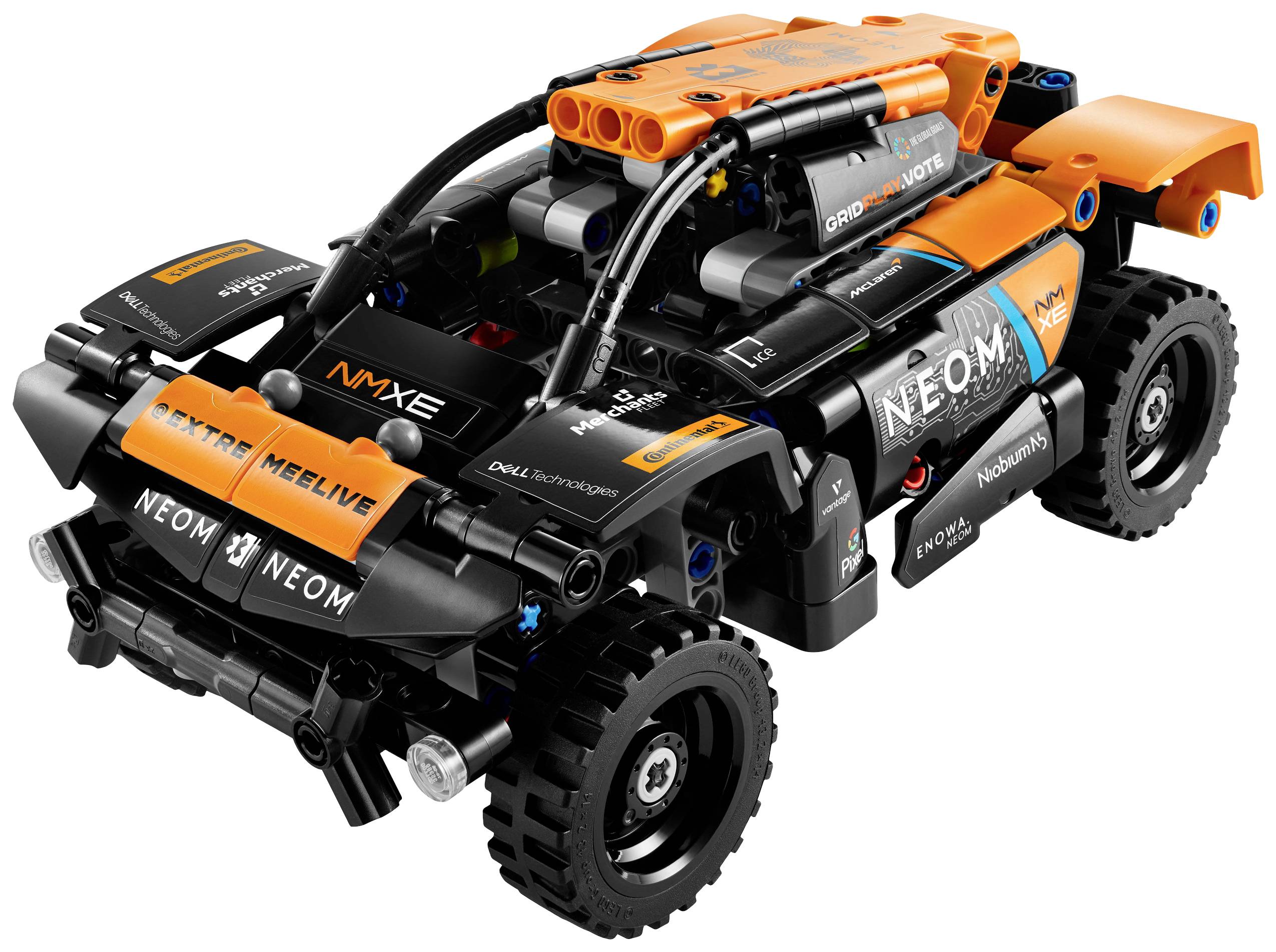 Een speelgoedauto van bouwstenen in oranje en zwart met gedetailleerde stickers en realistische elementen, die eruitziet als een terreinwagen.