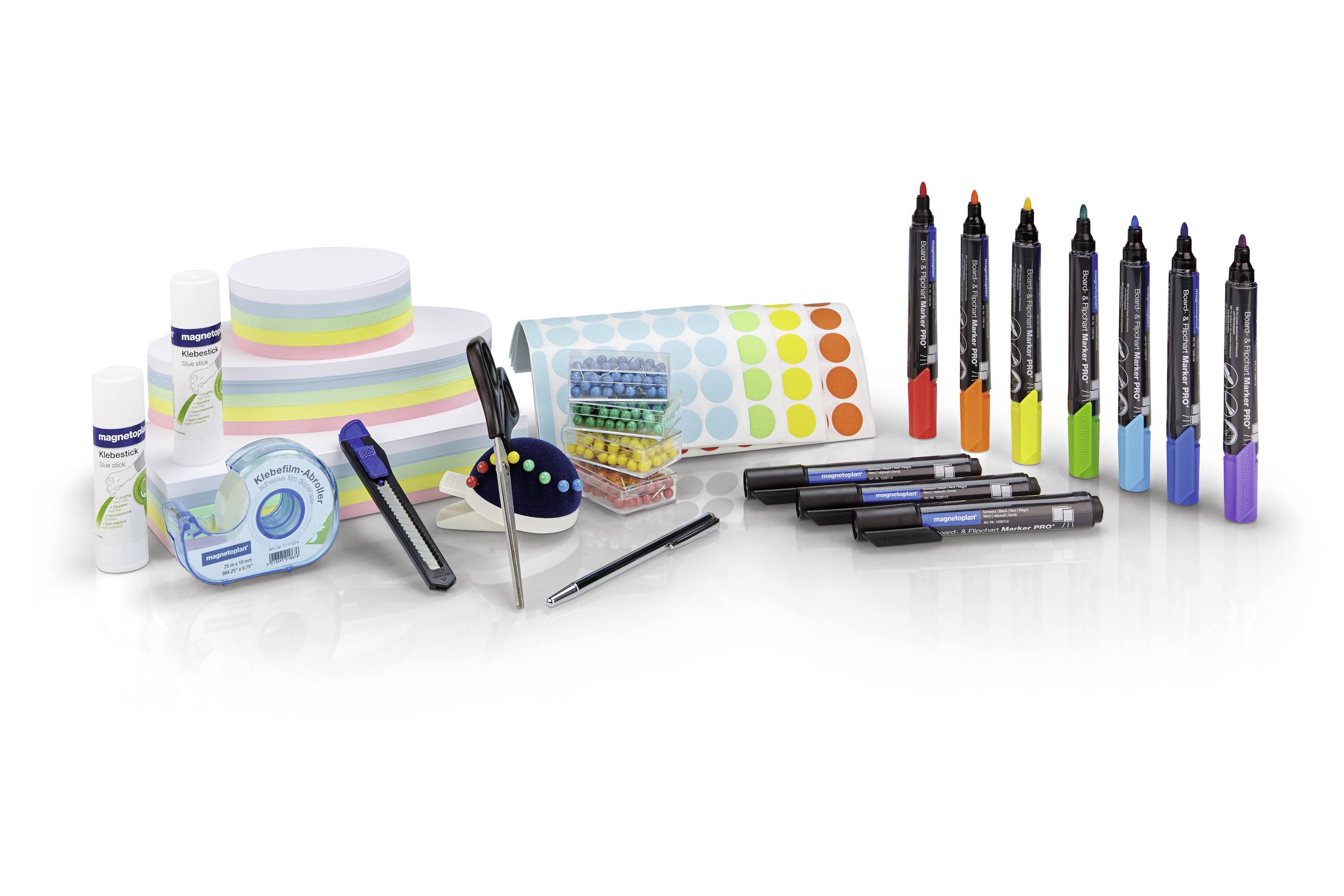 Kantoorartikelen op een witte achtergrond: notitieblokken, plakband, correctievloeistof, pennen en gekleurde markers in verschillende kleuren.