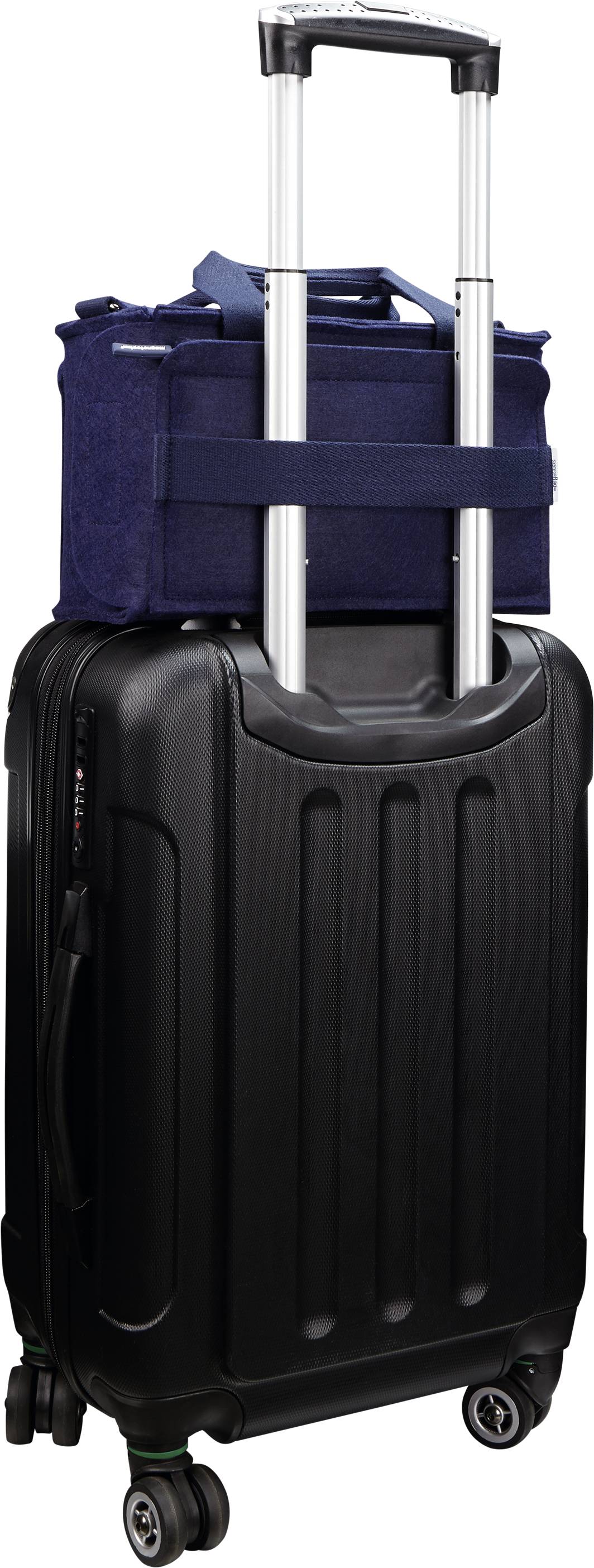 Een zwarte rolkoffer met telescoophandvat. Bovenop de koffer zit een blauwe tas. Beide zijn reisklaar ingepakt.