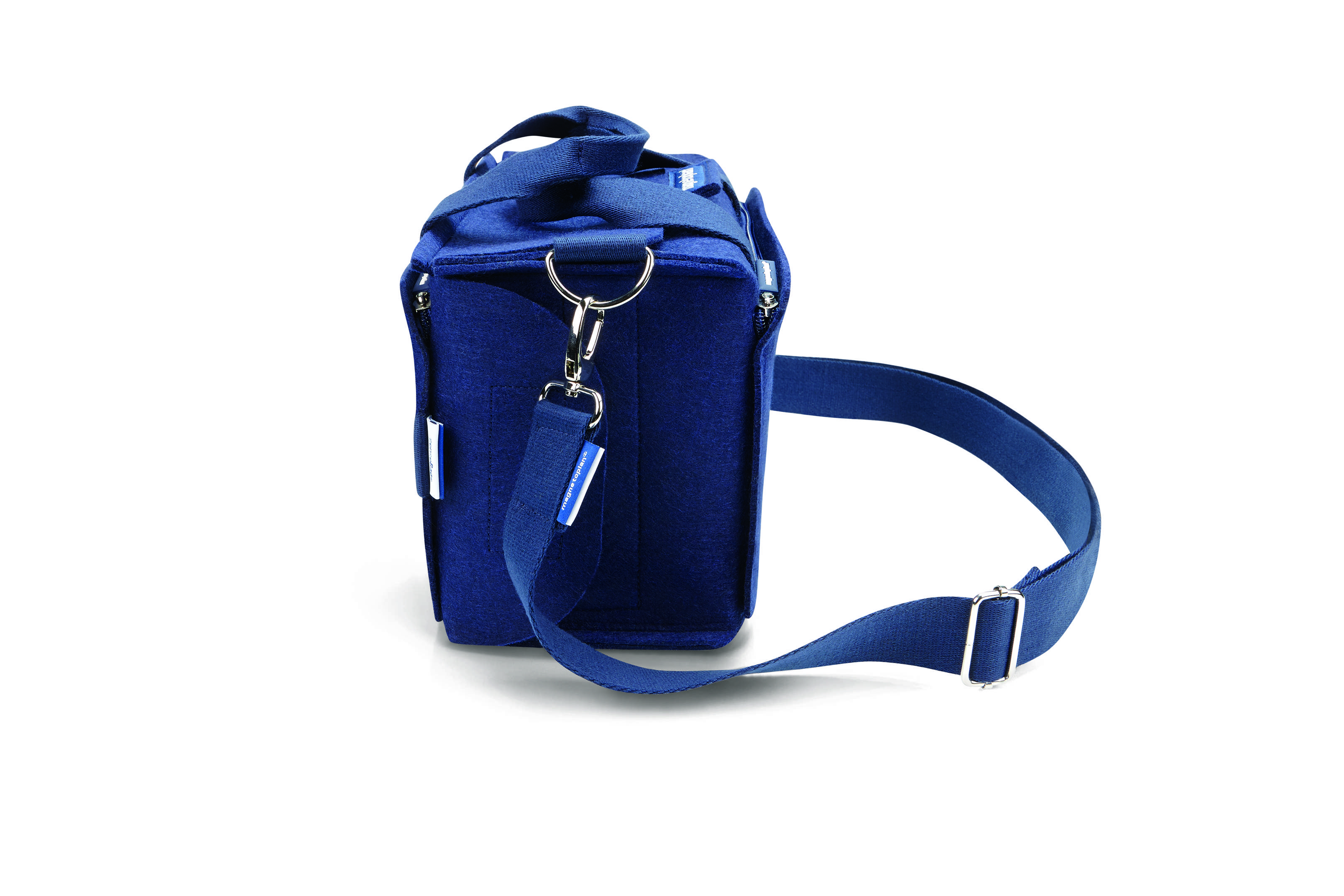 Donkerblauwe, rechthoekige stoffen tas met schouderband en metalen haak, staat rechtop; minimalistisch en functioneel ontworpen.