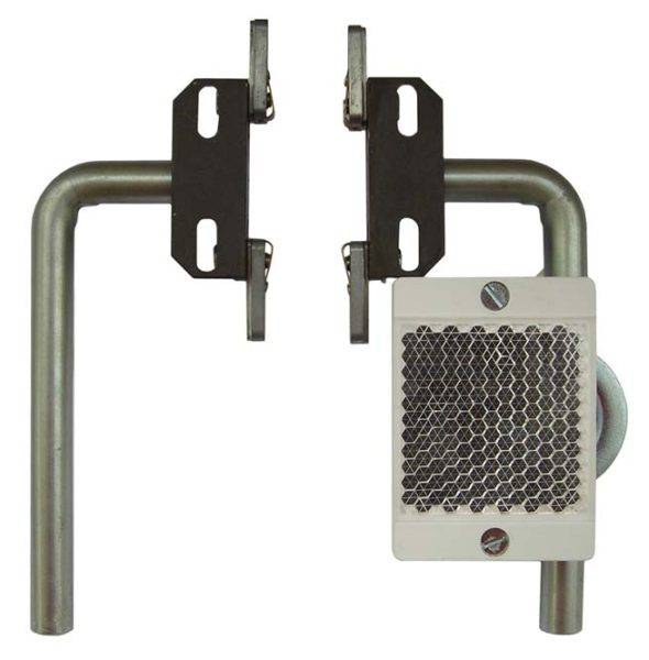 Metalen bevestigingen en beschermingsroosters aan een U-vormige buis. Geschikt voor mechanische bevestigingen of veiligheidstoepassingen.
